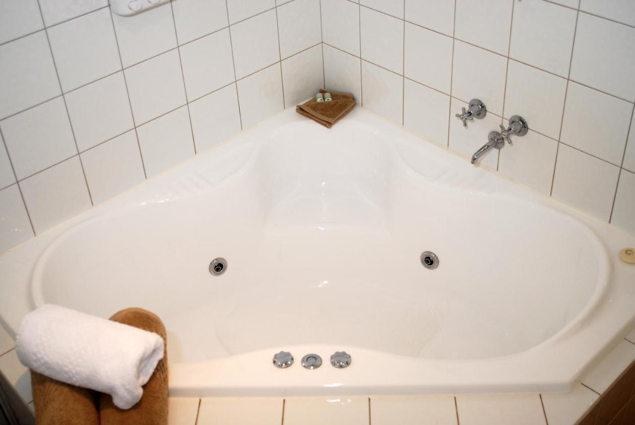 Melton Motor Inn And Apartments Екстер'єр фото