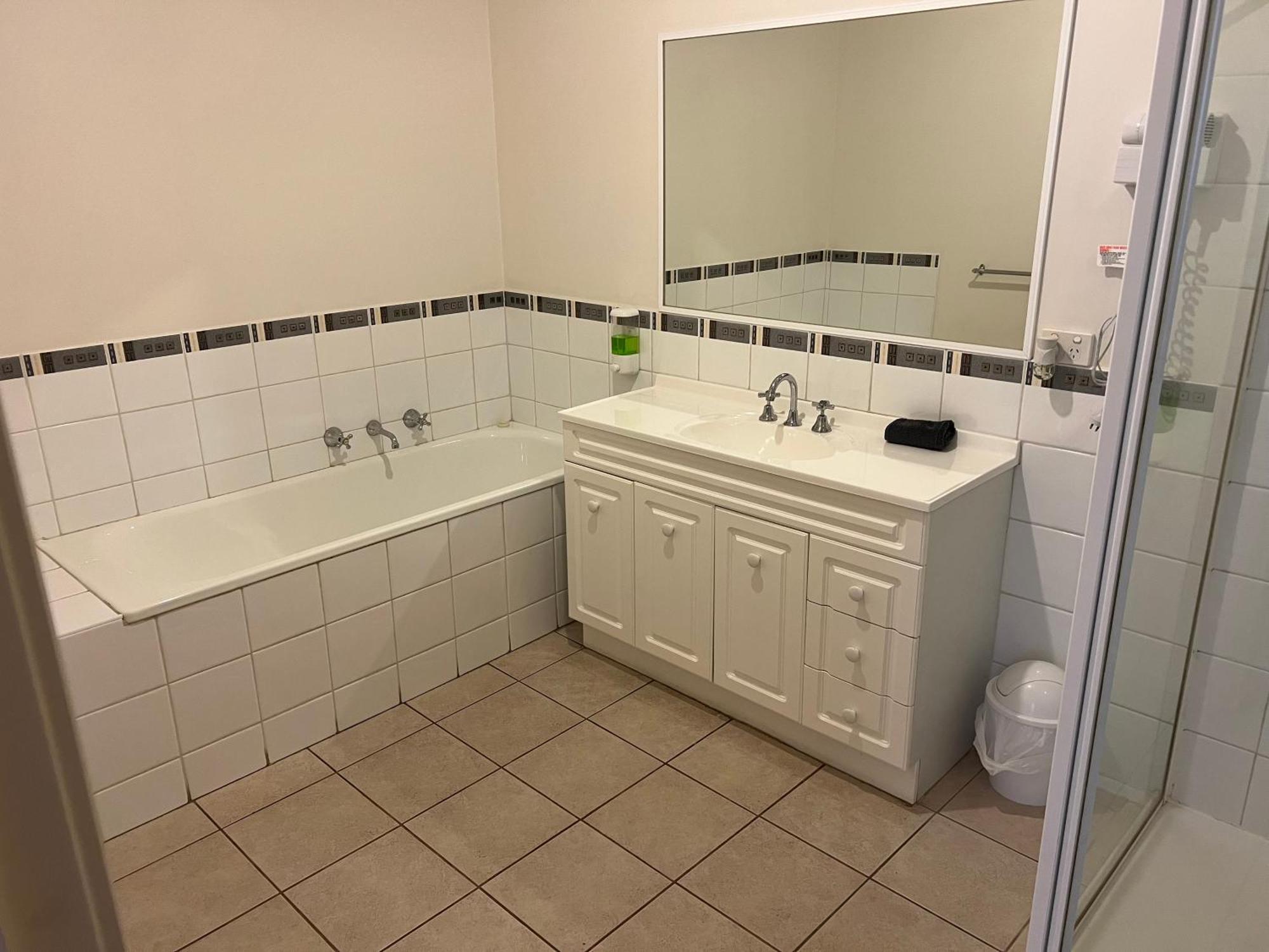 Melton Motor Inn And Apartments Екстер'єр фото